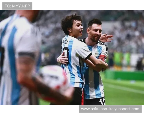 球迷冲进场内拥抱球星!安保直接按倒 球迷冲进场内拥抱球星!安保直接按倒