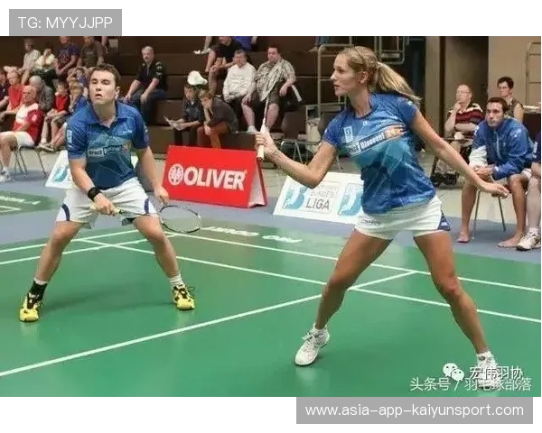 羽毛球选手被对手吊球吊到怒摔球拍