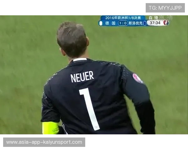 诺伊尔冲出禁区大脚解围,截断对手反击路线 诺伊尔冲出禁区大脚解围,截断对手反击路线