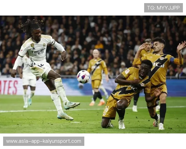 维尼修斯禁区左侧内切后兜射远角,皮球直入死角 维尼修斯禁区左侧内切后兜射远角,皮球直入死角