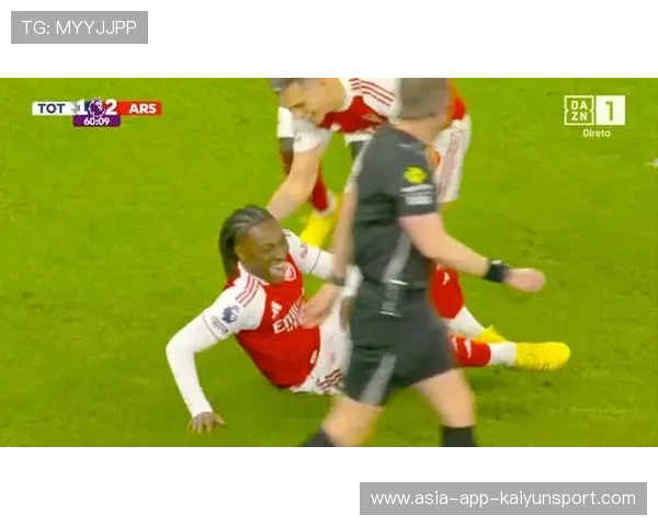 重庆铜梁龙迪马塔前场反抢成功,顺势直塞到肋部 重庆铜梁龙迪马塔前场反抢成功,顺势直塞到肋部